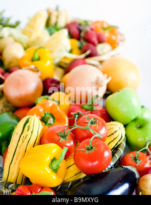 Assortiment de légumes frais affichés sur fond blanc Banque D'Images