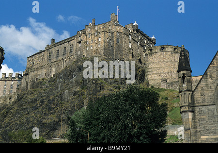 Édimbourg, à l'angle sud-est du château, vu de l'extrémité ouest de Grassmarket. Banque D'Images