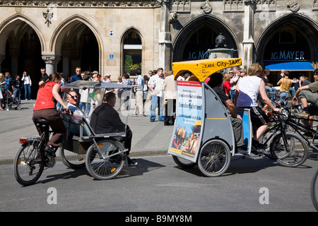 Tricycle à pédales pour les taxis voitures Munich Allemagne Banque D'Images