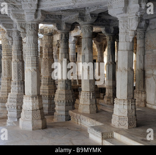 Finement sculptée en pierres apparentes et des colonnes à la Temple Chaumukha temple principal dans le complexe de temples Jain à Ranakpur. Banque D'Images