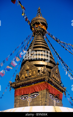 Au Népal, la vallée de Katmandou, classée au Patrimoine Mondial par l'UNESCO, Swayambunath stupa, avec les yeux de Bouddha Banque D'Images