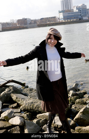 Frau geht Spazieren Am Ufer und hat spass Banque D'Images