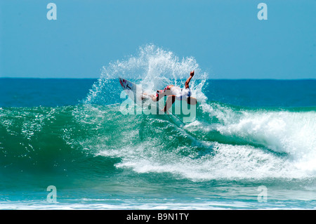 Barres obliques à travers les vagues de surf à Arugam Bay au Sri Lanka Banque D'Images