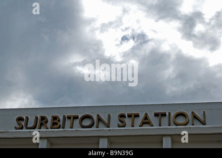 Détail de l'entrée principale de la gare de Surbiton, voir aganst un ciel d'orage, à Surrey, Angleterre Banque D'Images