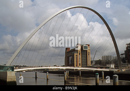 Gateshead, Baltic Centre for Contemporary Arts vu à travers le pont du Millénaire, sur un jour de tempête. Banque D'Images