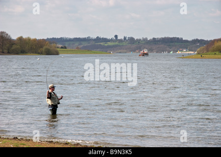 La pêche à la mouche sur Bewl Water près de Lamberhurst Kent Banque D'Images