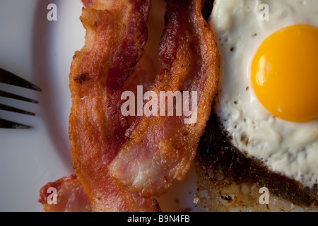 Des œufs et du bacon sur une assiette pour le petit déjeuner Banque D'Images