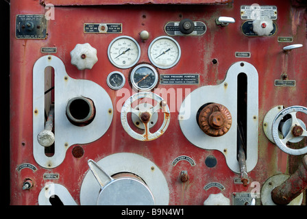 Sur le panneau d'un vieux abandonded Fire Engine Banque D'Images