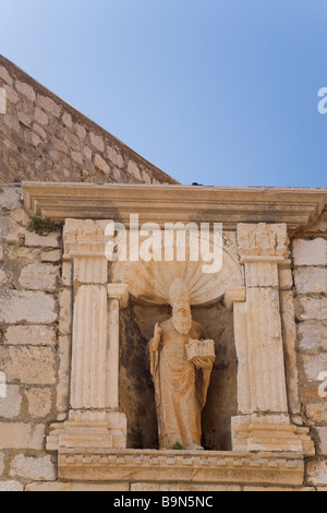 Statue de Saint Blaise à Ploce Dubrovnik Old Town Gate dans le soleil d'été de la côte dalmate Croatie Europe Banque D'Images