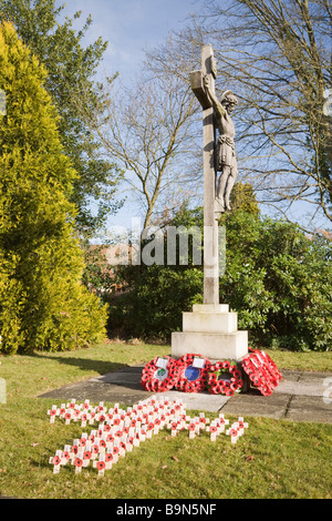 Pirbright Surrey England UK crucifix en pierre war memorial avec coquelicot couronnes et des crucifix dans l'église Banque D'Images