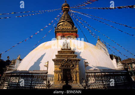 Au Népal, la vallée de Katmandou, classée au Patrimoine Mondial par l'UNESCO, Swayambunath stupa, avec les yeux de Bouddha Banque D'Images