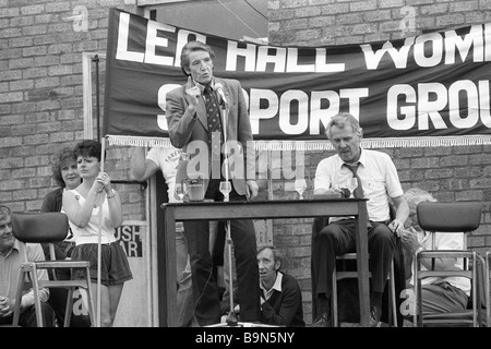 Dennis Skinner MP parlant au rassemblement de mineurs à Rugeley pendant Les 1984 mineurs frappent UNE PHOTO DE DAVID BAGNALL Banque D'Images