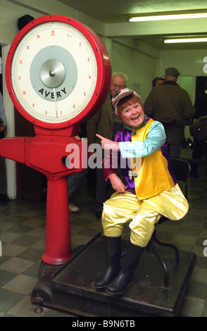 Pesée à Jeanette Tough des Krankies aux courses de Wolverhampton photo de DAVID BAGNALL Banque D'Images