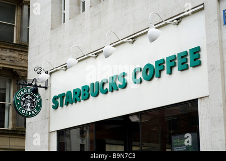 Café Starbucks signe dans le centre-ville de Manchester UK Banque D'Images