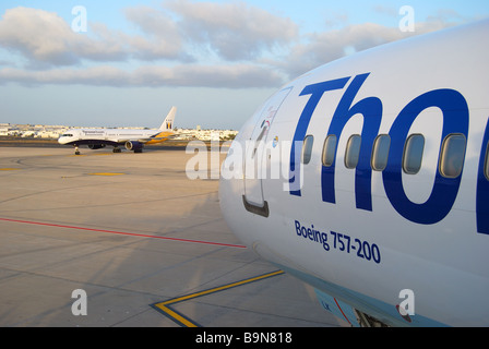 Boeing 757-200 de Thomas Cook sur le bitume, l'aéroport d'Arrecife, Arrecife, Lanzarote, îles Canaries, Espagne Banque D'Images