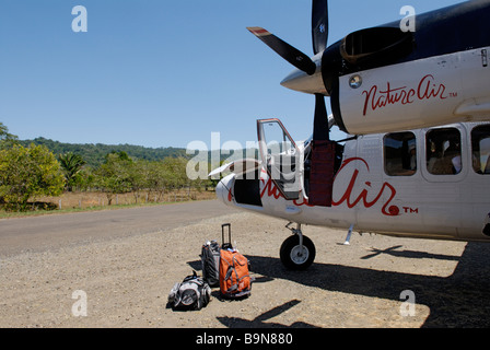 Nature petit avion à hélice de l'air sur la piste, la baie Drake, Costa Rica. Banque D'Images