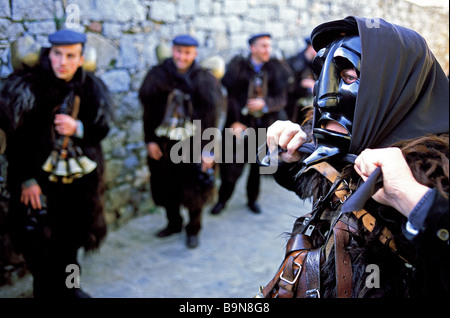 Italie, Sardaigne, Province de Nuoro, Orgosolo, procession de Mamuthones pour la fête de Sant'Antonio, carnaval Banque D'Images