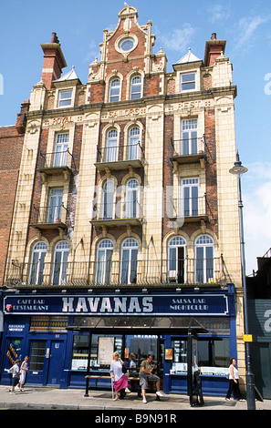 Ramsgate, Kent, ex-Marins Royal reste face du port, maintenant un night club avec hébergement en résidence ci-dessus. Banque D'Images