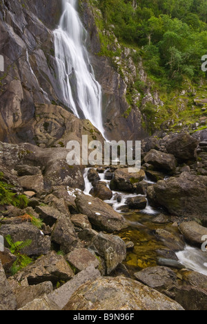 Le pied des magnifiques chutes Aber, connu comme coedydd alsso aber, dans le Nord du Pays de Galles. Banque D'Images