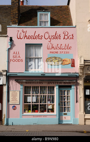 wheeers oyster bar whitstable kent restaurant de fruits de mer indépendant avec un panneau peint à la main à l'extérieur Banque D'Images