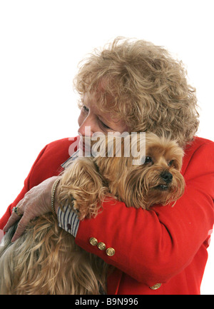 Une femme de donner son animal de chien yorkshire un gros câlin se concentre sur le visage de chien Banque D'Images