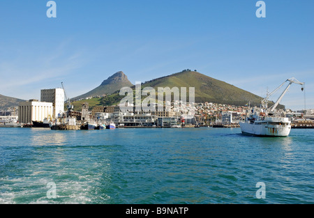 Vue sur le front de mer Victoria et Alfred d'un Ferry au départ de l'île de Robben Island, Cape Town, Afrique du Sud Banque D'Images