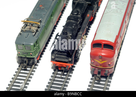 La vapeur, locomotives électriques et diesel moteur et les voies de chemin de fer modèle cut out still life détail Banque D'Images