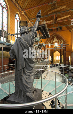 Exposition d'AVIONS DANS MUSÉE DES ARTS ET MÉTIERS MUSEUM SAINT MARTIN DES CHAMPS CHURCH PARIS Banque D'Images