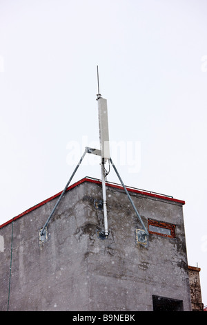 Mât d'antenne de téléphonie mobile émetteur sur le toit de l'hôtel alpin dans la station de ski de Baisoara Roumanie Banque D'Images