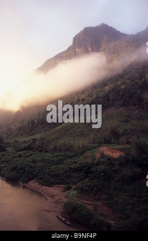 Brume matinale sur la rivière Nam Ou, Nong Kiaow dans le centre-nord du Laos. Banque D'Images
