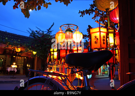 Lantern magasinez par nuit à Hoi An, au Vietnam. En Asie du sud-est Banque D'Images