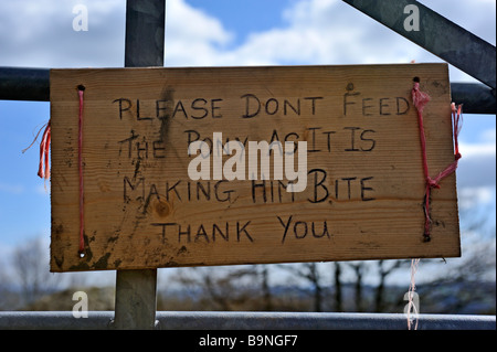 'Veuillez ne pas nourrir le poney COMME ELLE FAIT MORDRE MERCI", l'avis sur la porte. Trou de gel ferme, Staveley, Cumbria, Angleterre. Banque D'Images