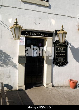 Entrée Pub hôtel village green Crosshill County Durham Sedgefield Banque D'Images