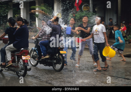 Enfants célébrant le Nouvel An bouddhiste (Songkran en Thaïlande et Phimai au Laos) par trempage des passants avec de l'eau. Banque D'Images