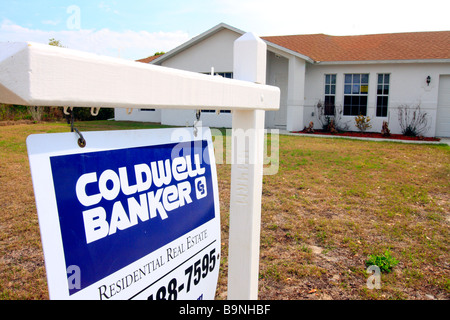 Une banque forclos forclusion propriété Maison à vendre en Floride montrant un signe et maison Banque D'Images