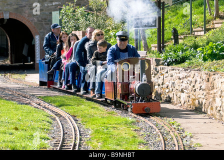 La vapeur vive loco en tenant les familles autour d'un modèle de jauge de 5' voie ferrée à Broomy Hill, Hereford Society of Model Engineers, au Royaume-Uni. Banque D'Images