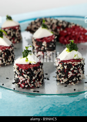 Risotto de betteraves et fromage de chèvre les gâteaux avec la salsa verde Banque D'Images