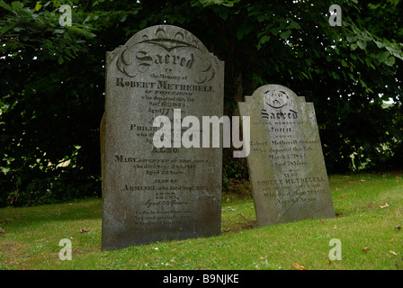 Pierres tombales anciennes dans un cimetière à Cornwall, uk Banque D'Images