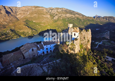 Beffroi de l'église blanche à côté du Castell de Guadalest,Château de Guadalest Guadalest,,Costa Blanca, Province d'Alicante, Banque D'Images