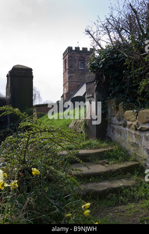 Vue de l'église St Mary, Cheshire, jusqu'à l'antique comme suit à l'arrière de l'enceinte du Siège par où une porte une fois hung Banque D'Images