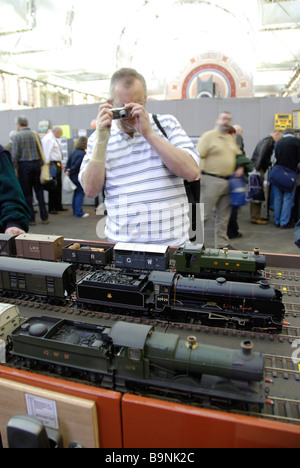 Man taking photo de locomotives à vapeur à l'exposition de modèles réduits de trains Banque D'Images