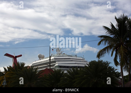 Bateau de croisière, Carnaval Freedom, au port de St Johns Antigua Banque D'Images