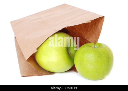 Sac en papier brun avec des pommes vertes sur fond blanc Banque D'Images