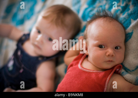 Deux bébés lying on blanket Banque D'Images