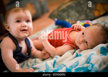 Deux bébés portant sur blanket Banque D'Images