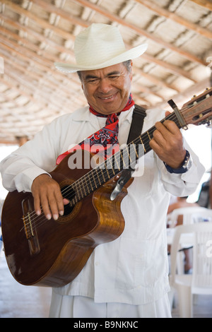 Trovadore au chanteur guitariste Mexicain restaurant Pelicano Puerto Morelos Yucatan, jouer a Requinto Romantica Banque D'Images