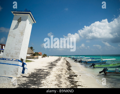 Yucatan Mexique Puerto Morelos 2009 ancien phare endommagé par l'ouragan en 1967 Behula avec nouveau phare Banque D'Images