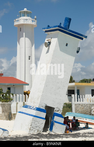 Yucatan Mexique Puerto Morelos 2009 ancien phare endommagé par l'ouragan en 1967 Behula avec nouveau phare Banque D'Images