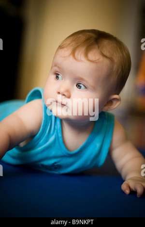 Baby Boy lying on stomach Banque D'Images