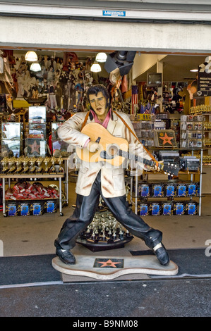 Une statue en plastique d'Elvis Presley dans une boutique de souvenirs au loin de Hollywood Blvd Banque D'Images